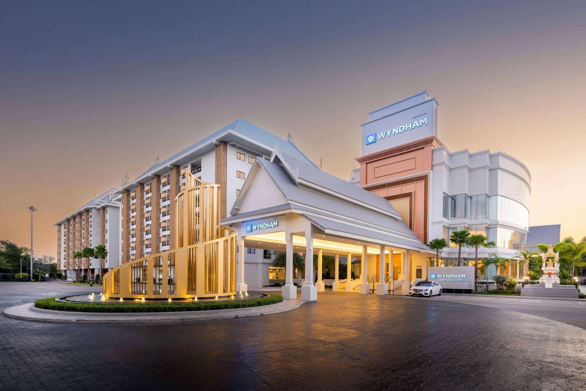 Wyndham Jomtien Pattaya Hotel Na Chom Thian Exterior foto
