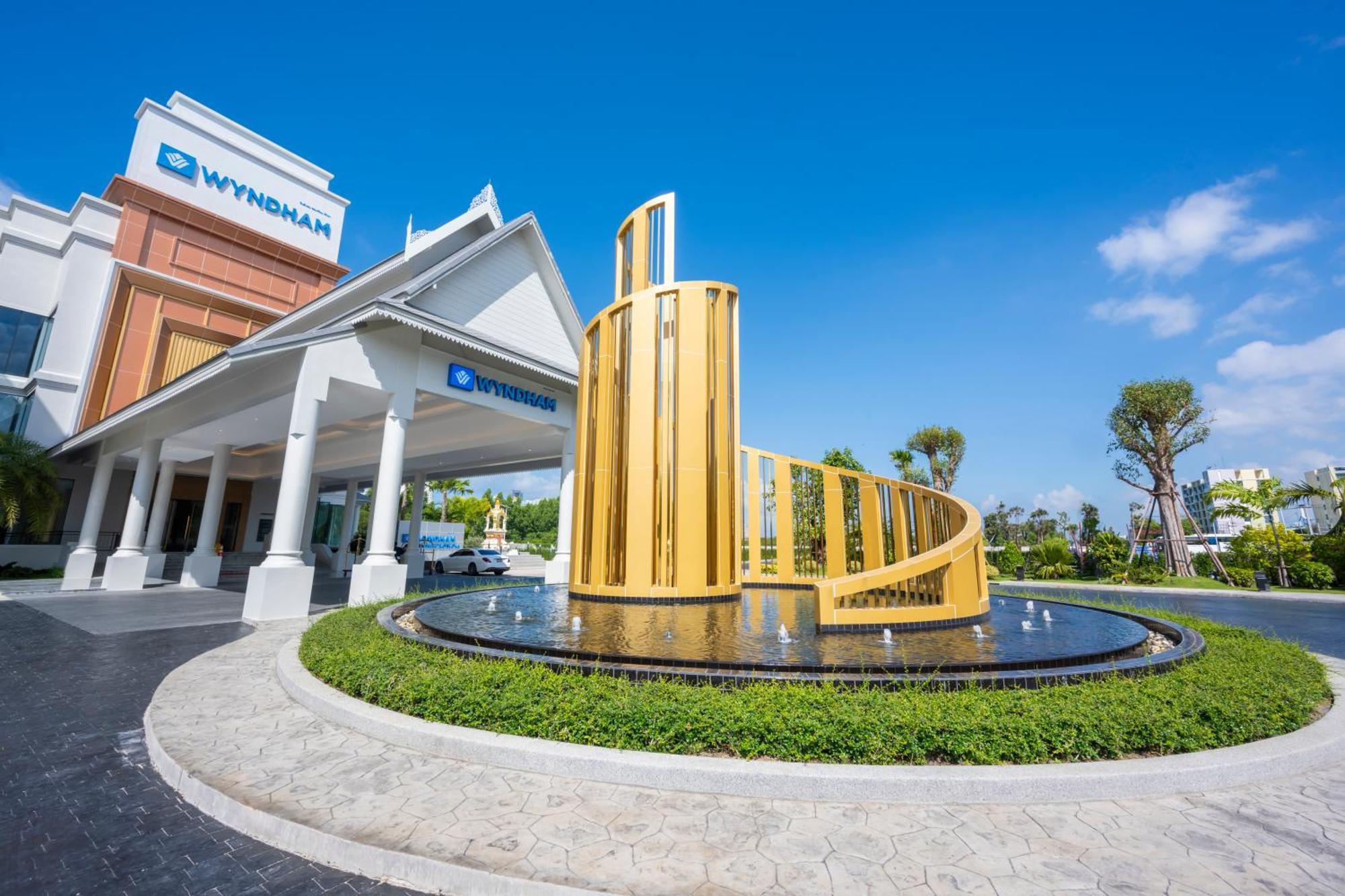 Wyndham Jomtien Pattaya Hotel Na Chom Thian Exterior foto